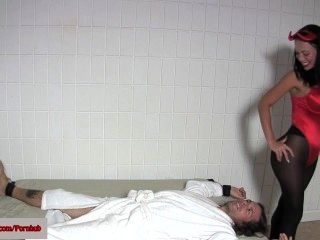 проститутка с большими сиськами и задницей делать курчавые вещи косплей Femdom привязывая