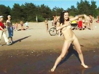 тонкий молодой с самоуверенный сиськами голыми на нудистском пляже