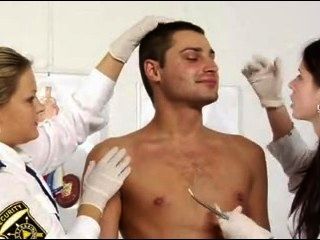 русская медсестра и полицейская взять образец спермы