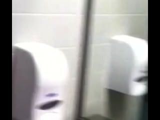 парень демонстрируя в общественном туалете