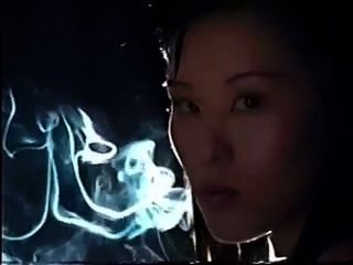 Азиатская женщина курить