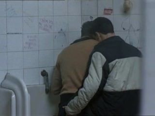две горячие парни встретились в общественном туалете и ...