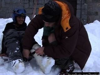 брюнетка молодой ора принимая толстый фаллос в снегу