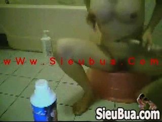 тайская девушка бла и dildoing в ванной комнате