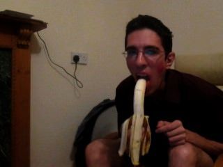 педика ест банан