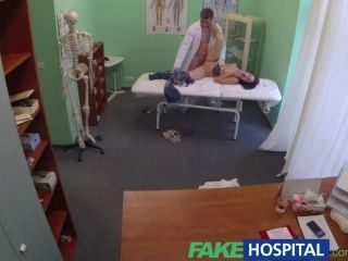 fakehospital врач получает шары глубоко с бисексуальной пациента в то время как бойфренд