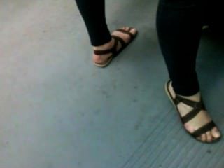 красивые ноги в метро