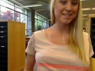 моя подруга блондинка с веб-камерой из публичной библиотеки.