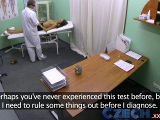 чешский врач делает сексуальный пациента с удивительной сиськи шприцем впервые