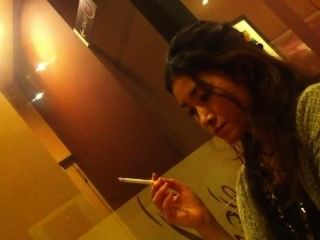 курить Азиатская девушка