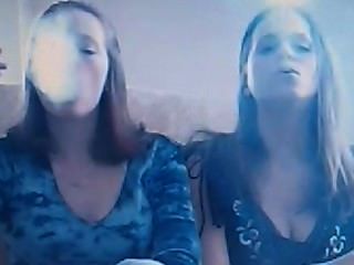 Monica и друг делает дымовые трюки