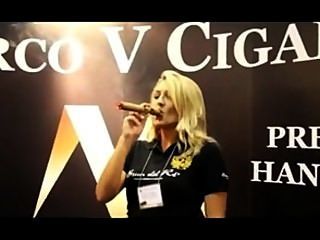 красивая женщина курит марко v короля в МПГПП 2012