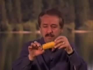 Человек играет с бананом и получает содержимое SQUIT в лице его