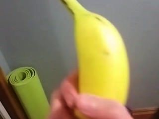 молодой ласкает банан