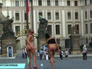 leonelle и Лауры голым на общественных улицах