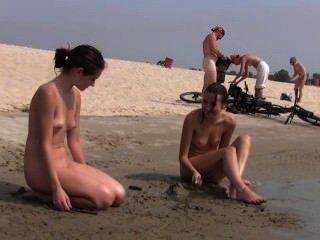 нудистский пляж приносит лучшее из двух горячих молодых