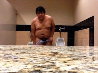 пухлый мальчик полностью обнаженной в общественном туалете