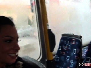 Lindsey Olsen задницу на общественном автобусе