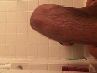 мышцы мальчика и его сексуальные ноги в ванне