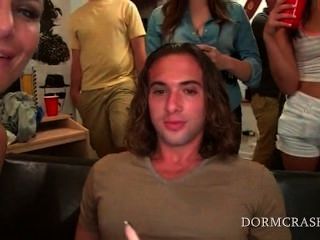 парни колледжа получают Дикс взорван подряд сексуальными порнозвезд