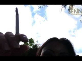 Jenny курить на открытом воздухе